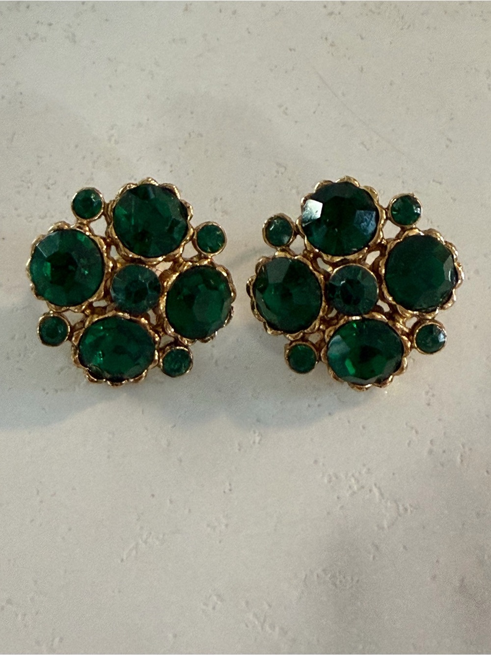 Vintage Weiss Gold-Tone Cluster Emerald Green Rhinestone clip on Earrings